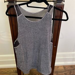 Lululemon Women’s Light Weight Runner Tank top Size 6 black and white print